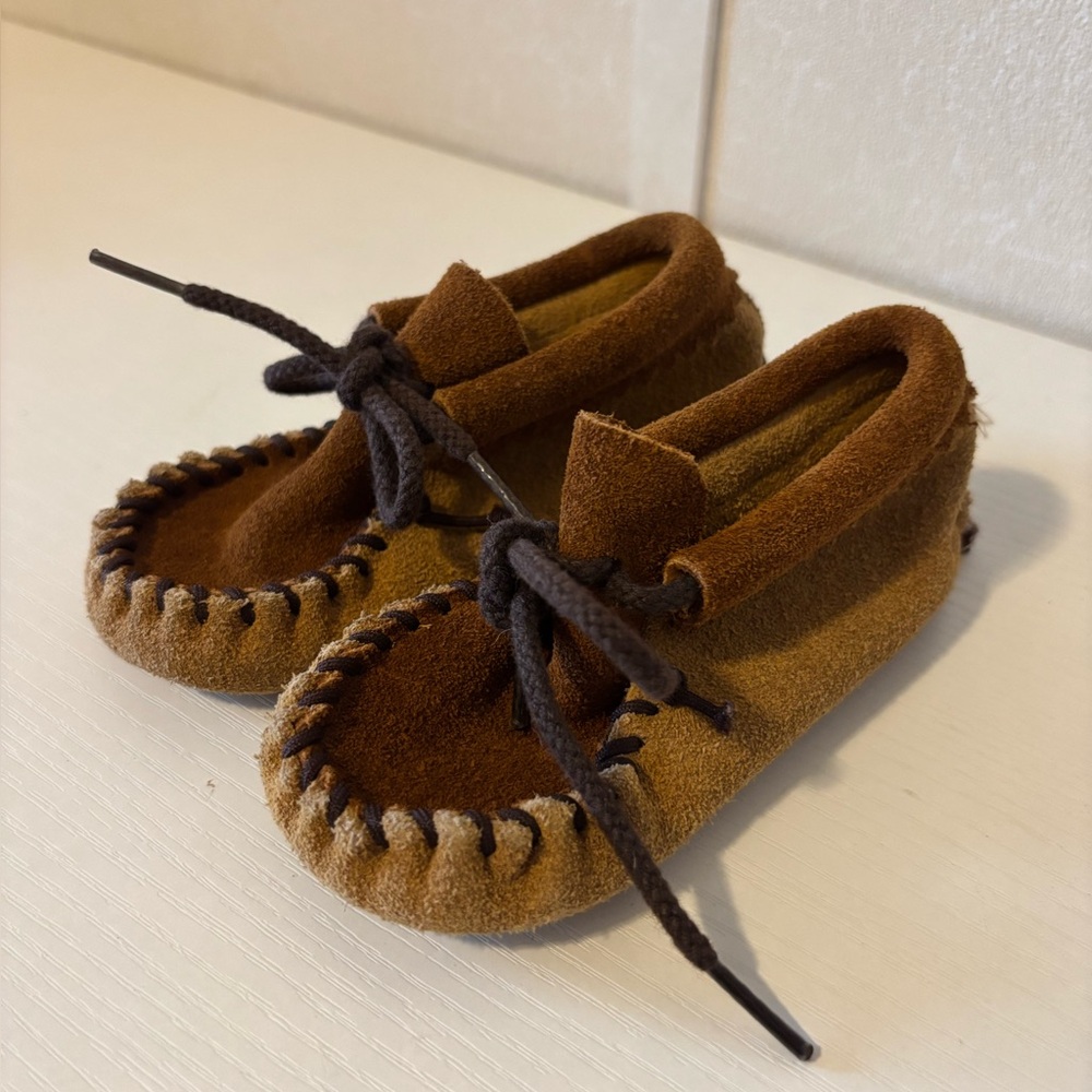 Minnetonka | Tan and Brown Kids Moccasins | Size 5